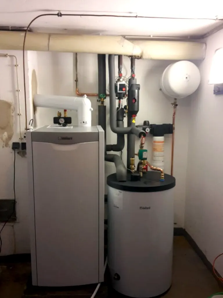 Heizungsraum mit Warmwasserspeicher