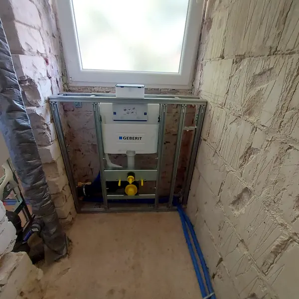 Vorwandinstallation im Rohbau eines Badezimmers
