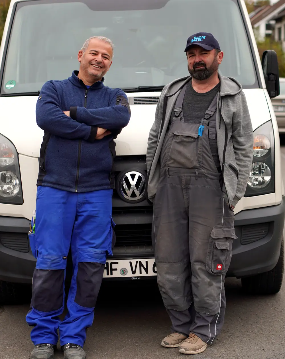 Rustam Mirzayev und Eduard Neufeld vor dem Firmentransporter